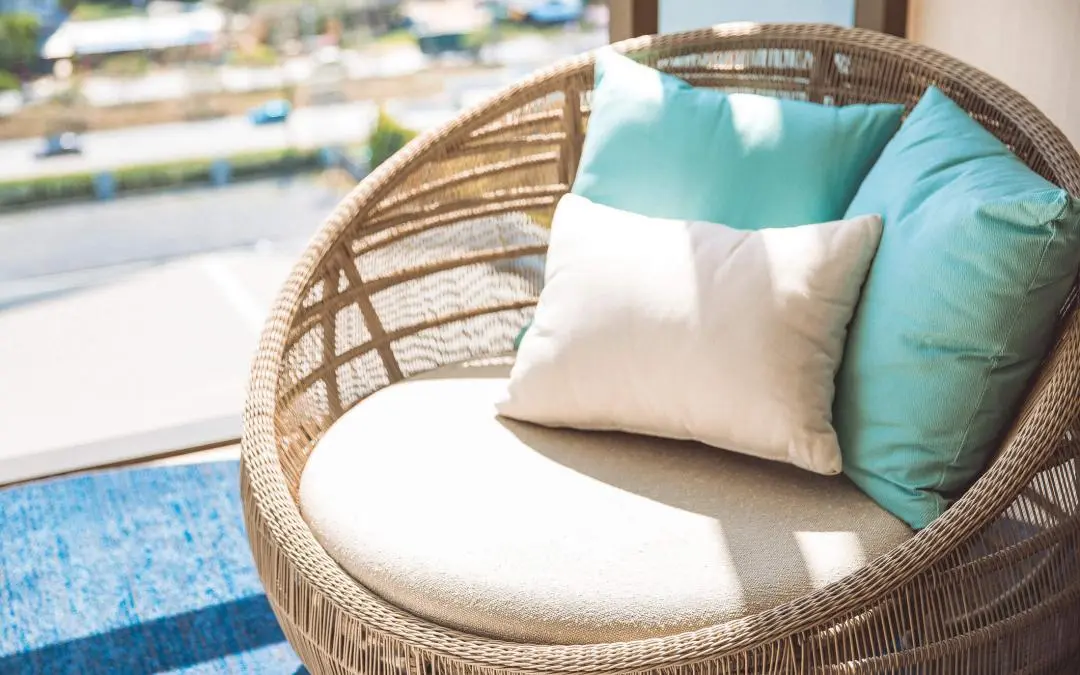 How to Choose the Best Patio Furniture for Your Central Florida Pool Enclosure