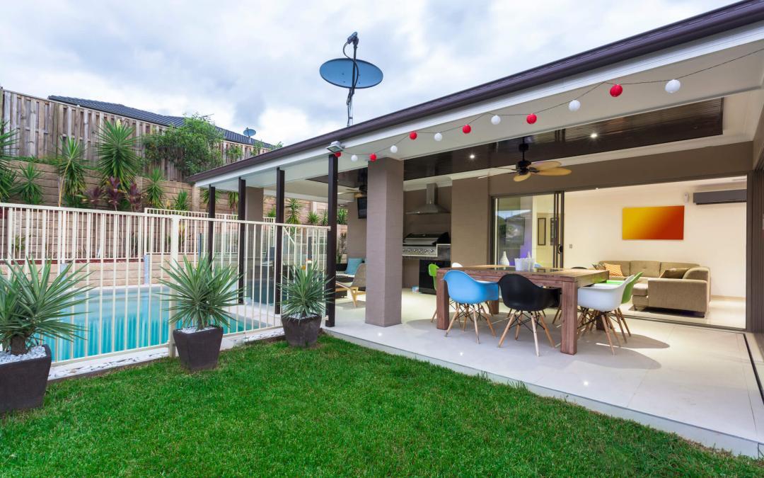 Five Reasons Retractable Screens are Great for Florida